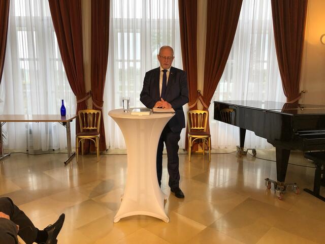 Herausgeber und Historiker Johannes Ramharter präsentiert das Buch "TULLN - Momente einer Stadt" (c) Raidl