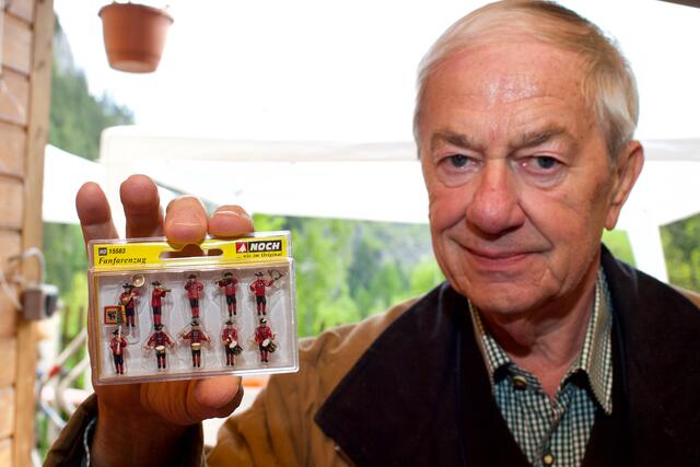Eduard Calo mit winzigen Figuren für die Modelleisenbahn.
