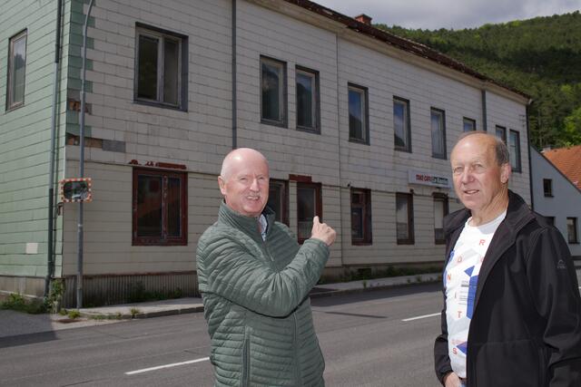 Karl Ofenböck und Johann Hainfellner vor jenem Lokal, in dem Geheim- Prostitutierte arbeiteten. Vielleicht war auch Rosi hier tätig.