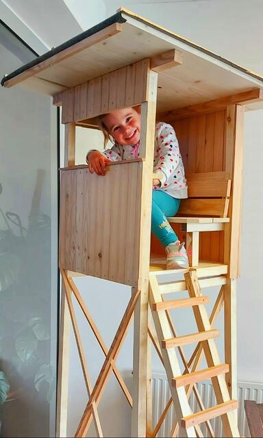 Lena ist fasziniert vom Modell-Hochsitz und hat ihn gleich ausprobiert.