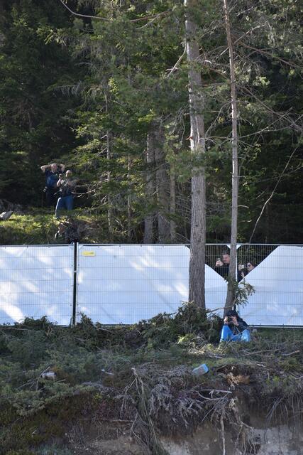 Trotz Absperrungen und Zuschauer-Verbot wollten sich einige Einheimische die Trainings nicht entgehen lassen.  | Foto: Lair