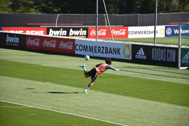 Auch Zeit für Kunststücke blieb. Bayern-Ass Leroy Sane versucht sich an einem "Scorpion-Kick".  | Foto: Lair