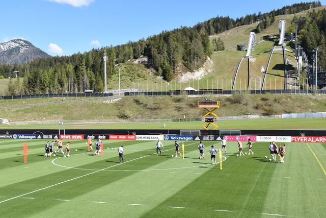 Der Trainingsplatz in Seefeld liegt auf 1.200 Meter. Im schönen Alpen-Panorama bereiten sich die DFB-Profis auf die Europameisterschaft 2021 vor.  | Foto: Lair