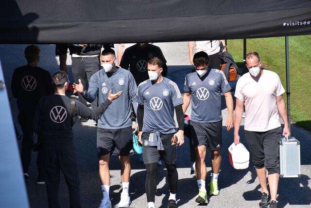 Zwischen dem Hotel NIDUM in Mösern und dem Trainingsgelände in Seefeld liegt nur ein Katzensprung. Die DFB-Profis erhielten einen warmen Empfang. 
Hier im Bild Niklas Süle, Manuel Neuer und Mats Hummels.  | Foto: Lair