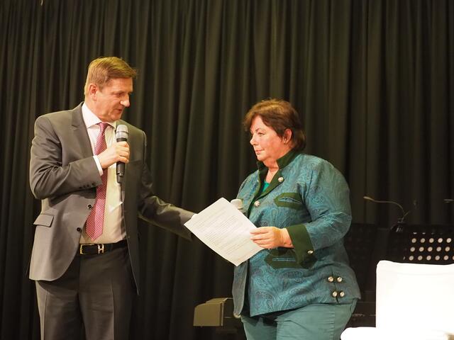 Bürgermeister Kurt Wallner und Karin Frisch, Präsidentin von Soroptimist International Club Leoben, bei der Eröffnung des Opernkabaretts in der Kunsthalle Leoben. | Foto: WOCHE/Gaube