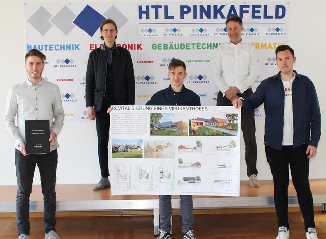 Gerald Hadl, Prof. Benjamin Sasdi, Markus Schweighofer, Prof. Peter Hofbauer und Kevin Kager (v.l.) bei der Übergabe ihrer Diplomarbeit 
 | Foto: HTL Pinkafeld