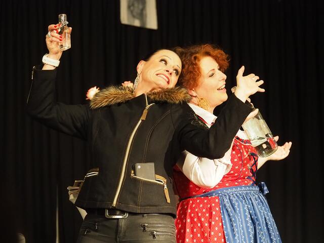 Bettina Wechselberger und Birgitta Wetzl mit ihrem Progamm "Eine Diva bleibt selten allein". | Foto: WOCHE/Gaube