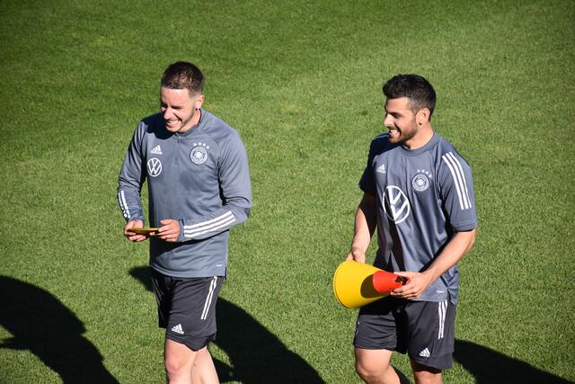 Gute Laune nicht nur bei Christian Günter und Kevin Volland, die sich in Seefeld sichtlich wohlfühlen. Bei schönem Wetter fand am Freitag die erste Trainingseinheit statt.    | Foto: Lair