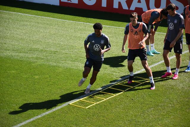 Serge Gnabry, Florian Neuhaus, Thomas Müller und Leroy Sane voll fokussiert.  | Foto: Lair