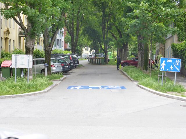 2 mal 3 Meter große Wohnstraße-Bodenmarkierung für die Muchargasse in Graz