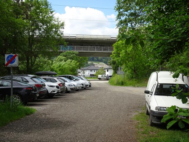 Wie ersichtlich, ist der Parkplatz in diesem Bereich mit Autos der Fischer und Spaziergänger vollgeparkt! 
Wo verrichten sie Ihre Notdurft, gezwungermaßen im "BUSCH!"  