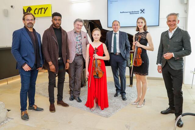 Präsentierten das Arsonore-Programm 2021: Werner Schrempf von der Festivaldirektion, Fred Owuso, Markus Schirmer als Künstlerischer Leiter, Violinistin Patrizia Avšič, Martin Schaller, Generaldirektor Raiffeisen-Landesbank Steiermark, Musikerin Samara Spiegel und Gernot Rath vom ORF Steiermark | Foto: photoworkers.at