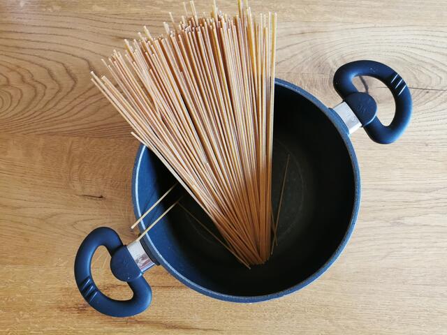 Vollkornspaghetti sorgen für eine längere Sättigung und enthalten mehr Vitamine und Mineralstoffe. | Foto: Katrin Ebetshuber