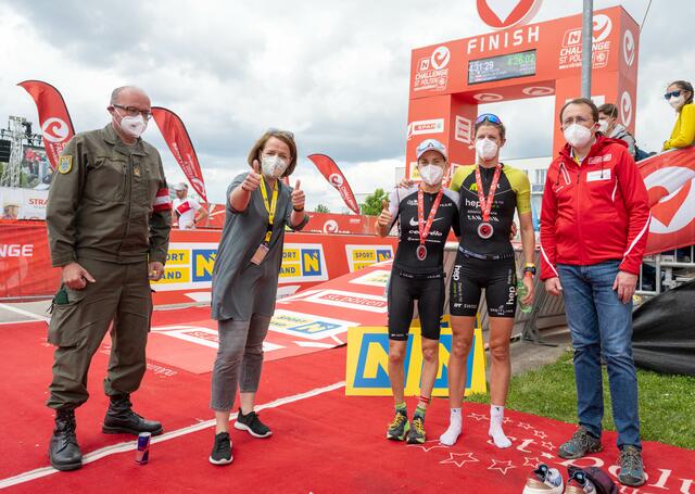 Martin Jawurek (Militärkommandant von Niederösterreich), Landesrätin Christiane Teschl-Hofmeister, Erstplatzierte Anne Hauk und Zweitplatzierte Imogen Simmonds und Bürgermeister Matthias Stadler
 | Foto: NLK Filzwieser 