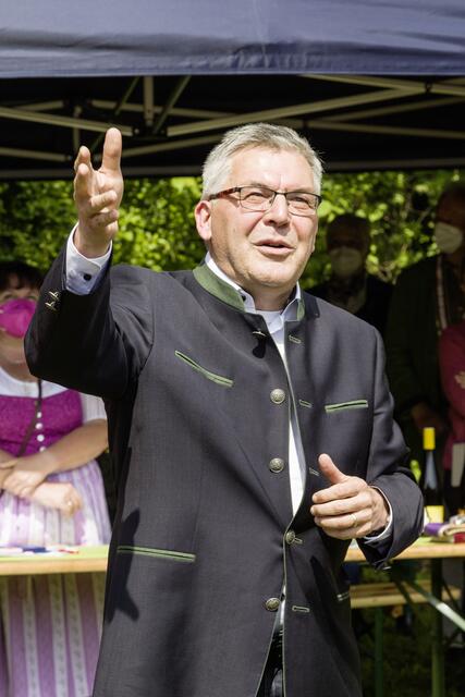 Landrat Josef Schwaiger lobte das gute Wetter, bei der Eröffnung des Weinmuseums.