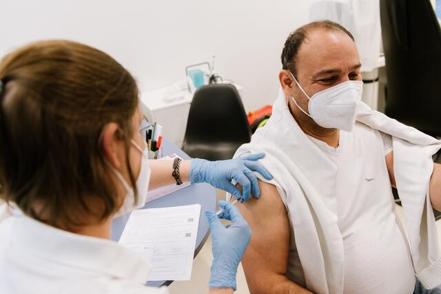 Mehr als 250 wohnungslose und nichtversicherte Menschen wurden in zwei Tagen im "neunerhaus" Gesundheitszentrum gegen das Coronavirus geimpft. | Foto: Christoph Liebentritt