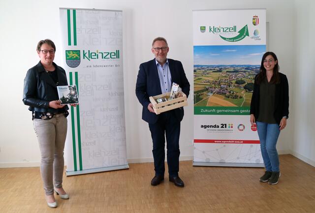 Bürgermeister Klaus Falkinger und Vize-Bürgermeisterin Stefanie Zauner nahmen die Auszeichnung von Regionalmanagerin Lisa Füßlberger mit Freude entgegen. | Foto: Foto: Gemeinde Kleinzell
