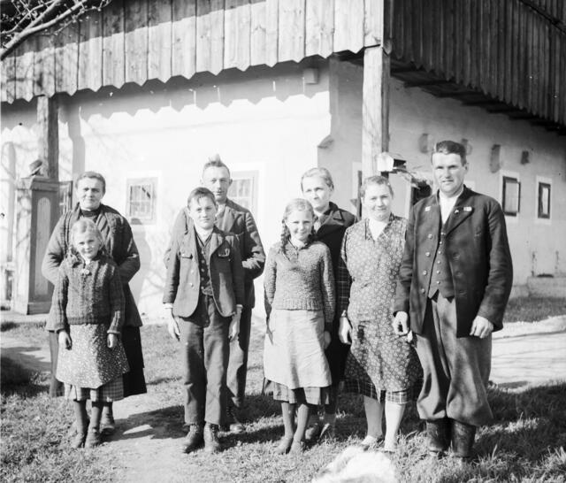 Stichwort "Familie 7".
Wer erkennt jemanden auf diesem Bild? Das Foto wurde in den 1930ern oder 1940ern in Waizenkirchen aufgenommen.