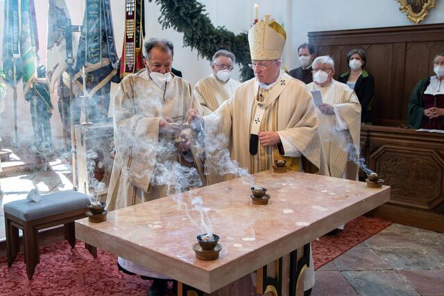 Erzbischof Franz Lackner weihte den aus Untersberger Marmor hergestellten Altar.

 | Foto: Chris Hofer