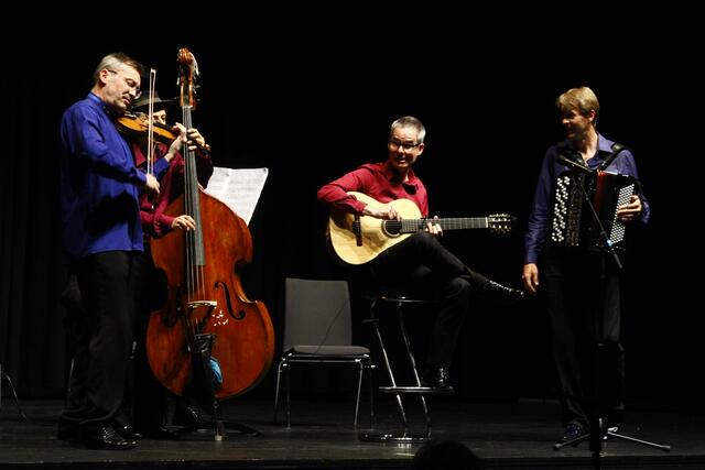 Das Ensemble Gitanes Blondes aus München begleiteten Giora Feidman.