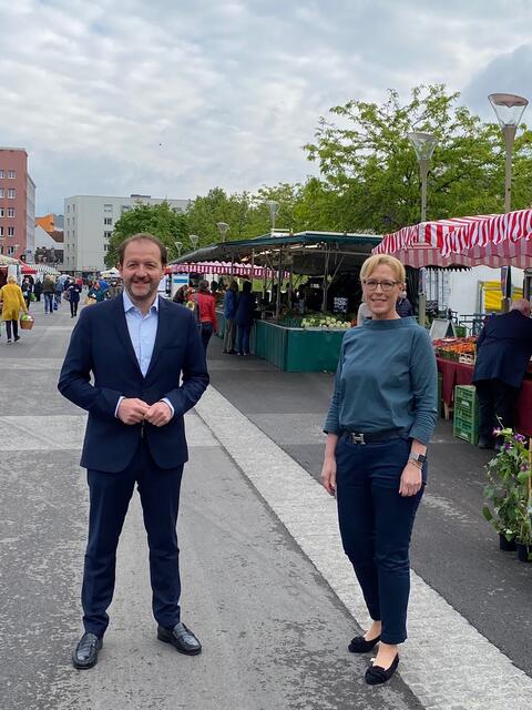 Vizebürgermeister Bernhard Baier und die Leiterin der Abteilung Wirtschaft und EU, Anke Merkl, auf dem frisch sanierten Südbahnhofmarkt. | Foto: Stadt Linz