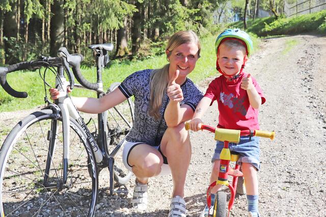 Theresa Humer aus Münzkirchen leitet das Ronald McDonald-Haus Passau. Mit Neffe Leonhard macht sie Werbung für den "Solo Charity Ride". | Foto: Kunde / BRS