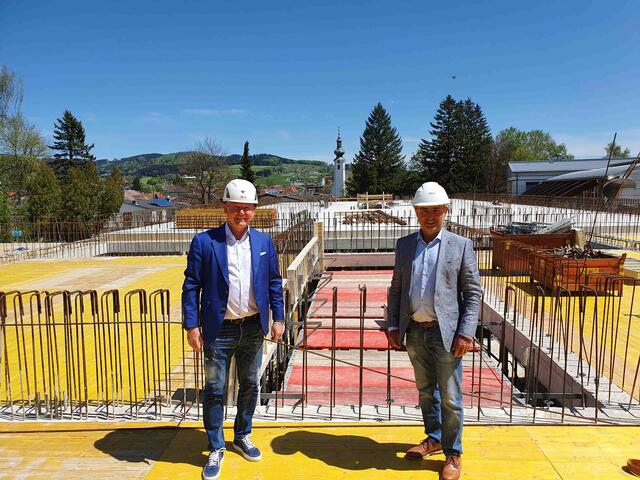 Bau- und Innungsmeister Norbert Hartl von der Schmid Baugruppe und Bürgermeister Heinz Leprich auf der Baustelle des neuen Schulgebäudes. | Foto: Marktgemeinde Frankenburg am Hausruck