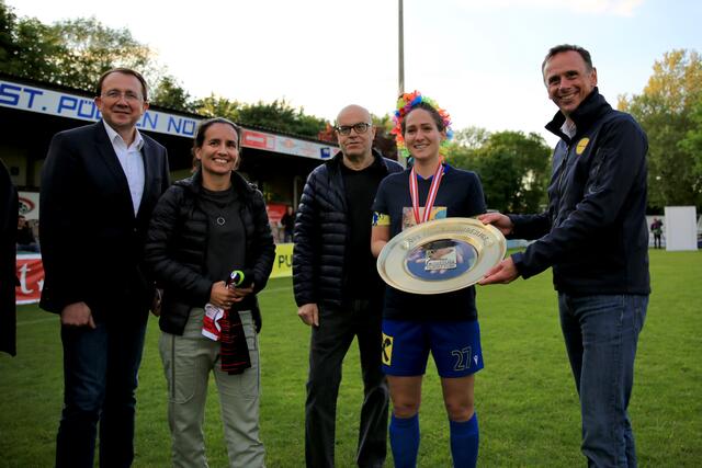 St. Pöltens Bürgermeister Matthias Stadler und Teamchefin Irene Fuhrmann (am Bild links) gratulierten ebenso wie NÖ-Sportlandesrat Mag. Jochen Danninger (am Bild ganz rechts)