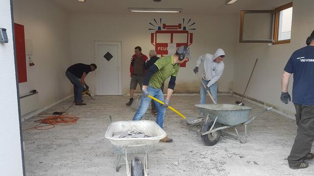 Die Mitglieder der Feuerwehr Bonisdorf sanieren ihr eigenes Feuerwehrhaus.  | Foto: Feuerwehr Bonisdorf