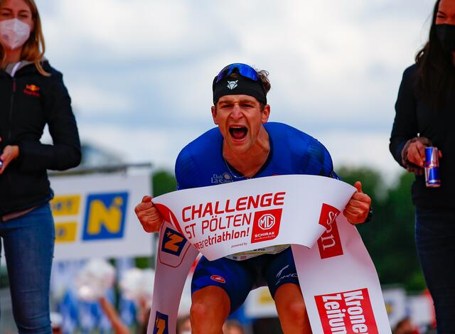 De Challenge St. Pölten Triathlon ging sehr gut über die Bühne: Erstplatzierter Frederic Funk freut sich beim Zieleinlauf.  | Foto: SEPA Media (alle) 