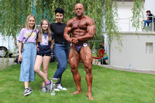 Die ganze Familie im Zeichen des Bodybuildings: Christoph Senn mit seiner Frau Bianca und seinen zwei Töchtern. | Foto: Fotos: Privat