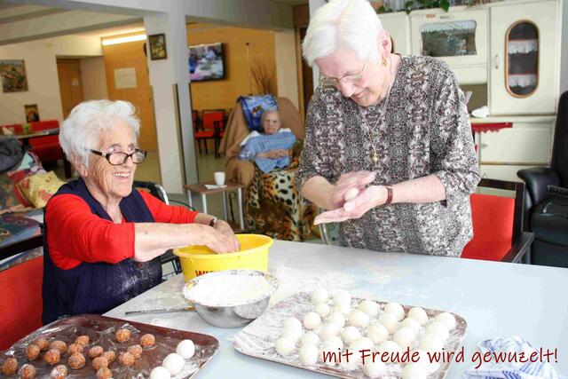 Frau Polt und Frau Schwamberger "wuzeln" die Bratknödeln fachgerecht.
| Foto: Martina Aschenberger