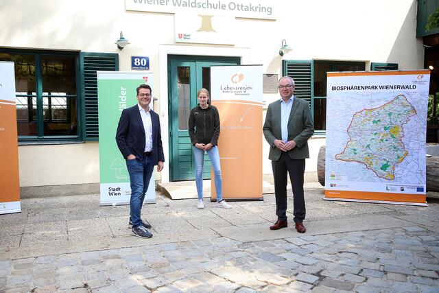 Stadtrat Jürgen Czernohorszky (l.), LH-StV. Stephan Pernkopf und MA49-Försterin Lana Findenig im Biosphärenpark Wienerwald bei der Waldschule Ottakring | Foto: Votava