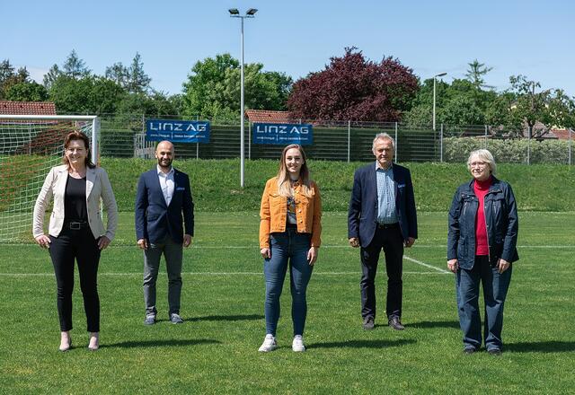 V. l.: Sportstadträtin Karin Hörzing, FC Blau Weiß Linz Vorstand Sargon Mikhaeel, Stephanie Höller (BW Linz),  BW Linz-Geschäftsführer Stefan Reiter und Union Kleinmünchen-Obfrau Christine Holzmüller. | Foto: Blau Weiß Linz