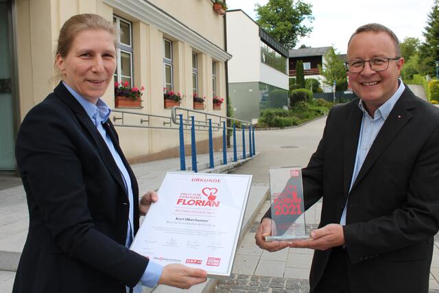 BezirksRundschau-Geschäftsstellenleiterin Constance Haslberger und Johannes Schwarzmannseder von den OÖ Versicherungen überreichten den Preis. | Foto: Mittermayr/BRS