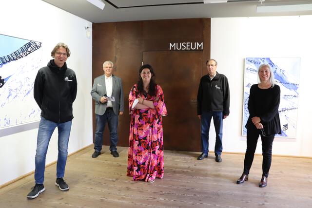 Fotograf Alexander Ploner, Obmann des Bezirksmuseumsvereins Landeck Christian Rudig, Malerin Hannah Philomena Scheiber, Obm.-Stv. Nikolaus Köll und Bildhauerin Paula Ladner (v.li.) bei der Eröffnung der Ausstellung.
