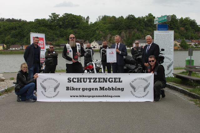 Thomas Bargfrieder (2. v. l.) von der BezirksRundschau, Landeshauptmann Thomas Stelzer (4. v. r.) sowie Peter Aigner, Gebietsleiter der OÖ Versicherung (2. v. r.) gratulierten Roland Schamberger (4. v. l.) und seinem Team. | Foto: Veronika Mair