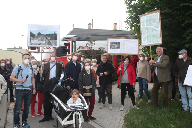 Beim gemeinsamen Spaziergang der drei Bürgerinitiativen gingen viele Bezirksbewohner mit.