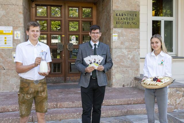 Vanessa und Johann aus der LFS Althofen feiern mit Agrarlandesrat Martin Gruber den Welttag der Milch. | Foto: (c) LR Gruber_Taltavull