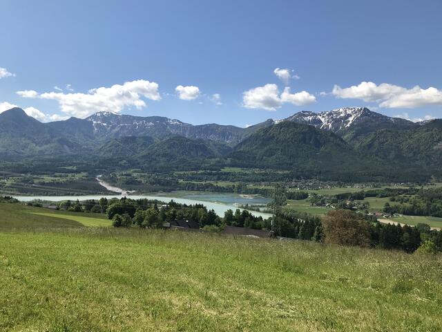Blick auf die Karawanken und das Wasserkraftwerk Edling.