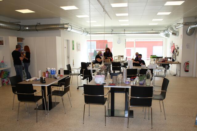 In der angeschlossenen Werkstatt wird fleißig gearbeitet. | Foto: RMK