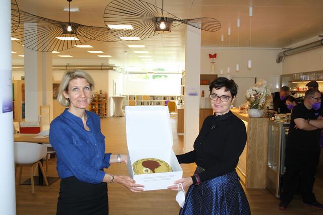 Brücke: Landeshauptmann Stellvertreterin Beate Prettner übergab eine Villacher Torte an Silke Ehrenbrandtner   | Foto: RMK