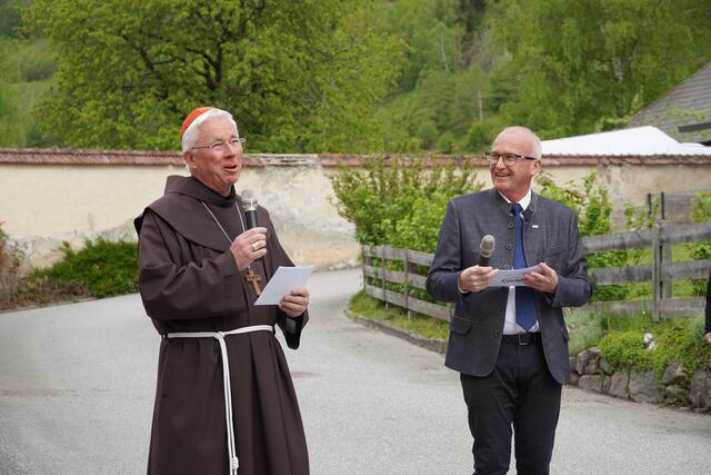 Salzburgs Erzbischof Franz Lackner fand viele lobende Worte für das Caritas Dorf St. Anton, die dort Arbeitenden und die Bewohner. Im Bild hält er gerade seine Ansprache, gemeinsam mit Johannes Dines, Direktor der Caritas Salzburg.