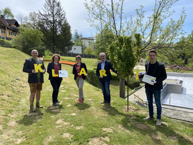 Ein klimafitter Baum für das Freibad Birkfeld. Vizebgm. Karl Schneeflock, Carina Haidwagner (KLAR! Oberes Feistritztal), Gertrude Köberl, Robert Reitbauer und Simon Schalk (KEM Joglland West) bei der Übergabe (v.l.)  | Foto: Marktgemeinde Birkfeld