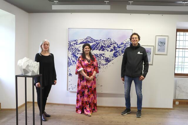 Verschiedene Kunstformen umrahmen in der Ausstellung von Paula Ladner, Hannah Philomena Scheiber und Alexander Ploner (v.li.) den Titel "Metamorphose"