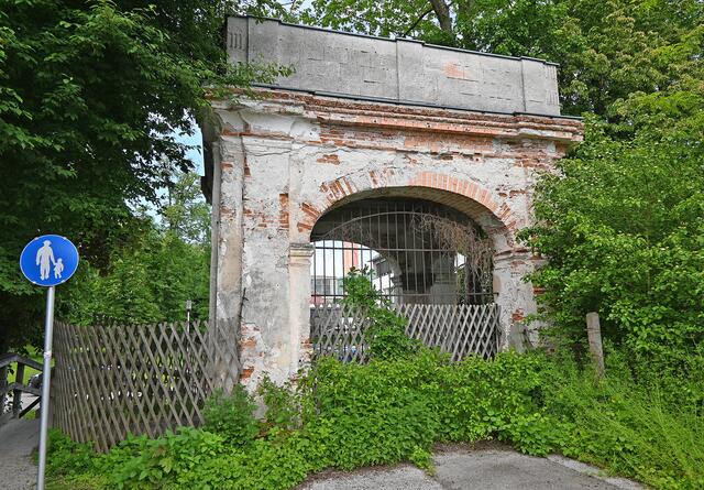 Der Torbogen im Schlosspark Lichtnegg wird saniert. | Foto: Stadt Wels