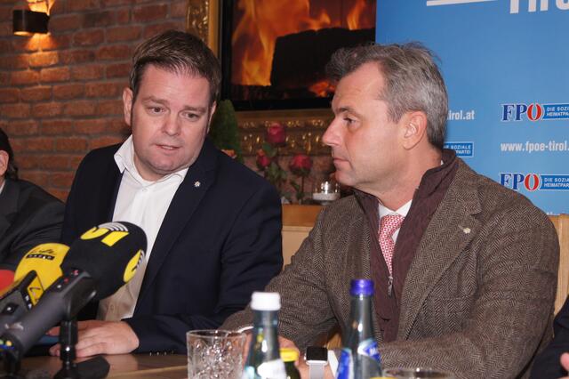 Tirols FPÖ-Chef Markus Abwerzger bedankt sich bei Norbert Hofer. | Foto: Ranalter
