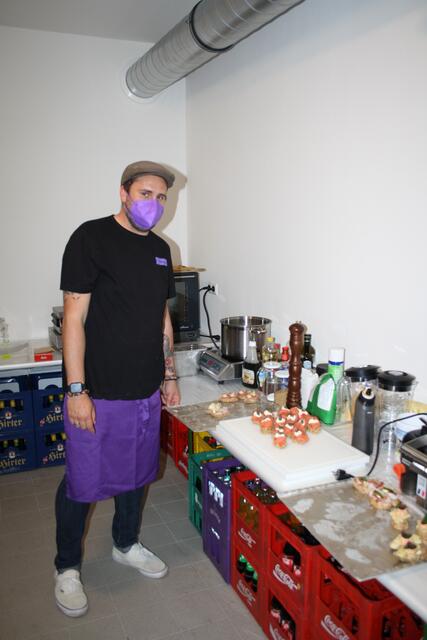 Andreas Munter beim Brötchen richten... | Foto: RMK