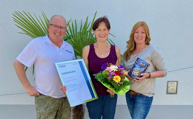 "Mit solchen Mitarbeiterinnen kann man eine Firma aufbauen" sagt Flexima Chef Wili Bretis in Richtung der beiden Firmenjubilarinnen Sylvia Theuermann (Mitte) und Ursula Maier. | Foto: Privat