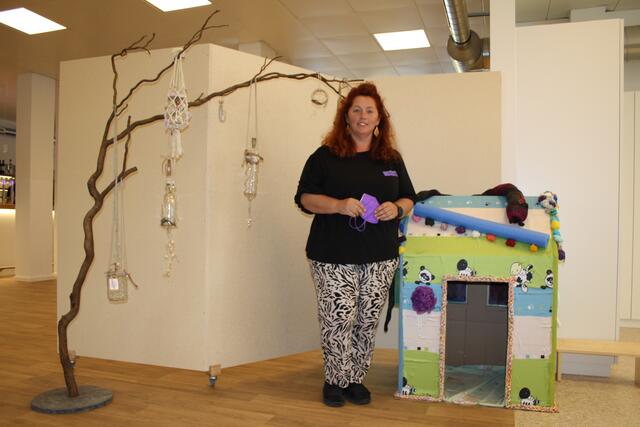 Sabine Wolf beim Lebensbaum... | Foto: RMK